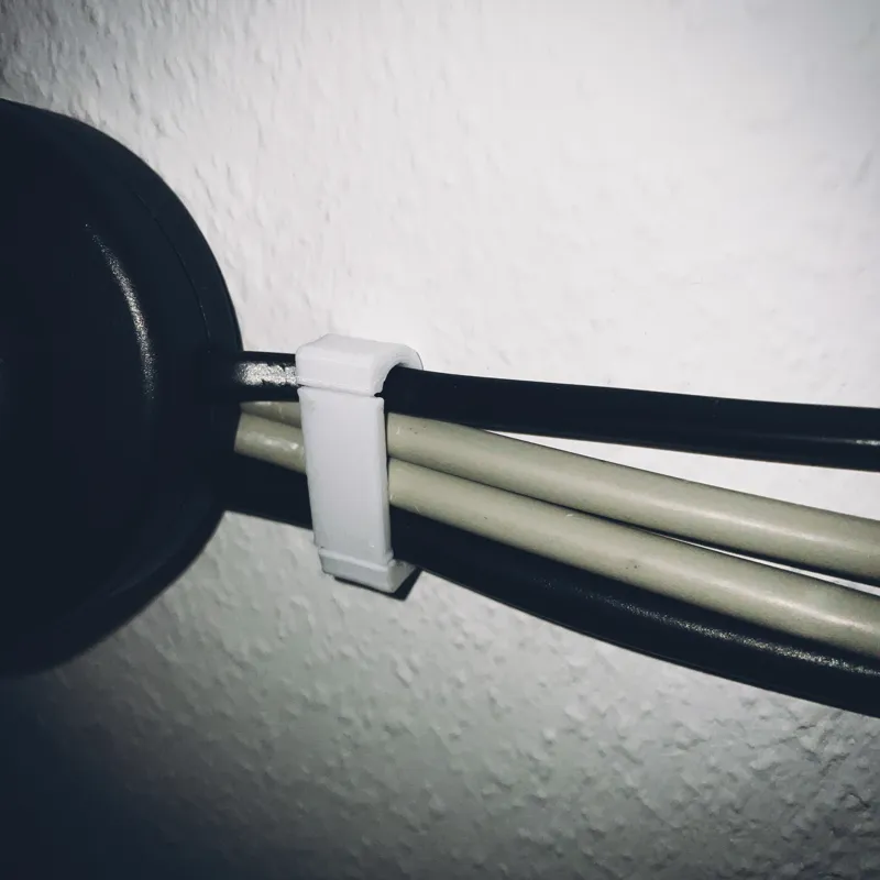 Simple cable holder