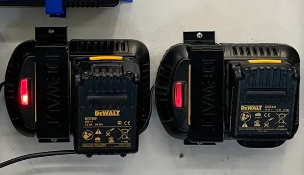 Support mural pour chargeur de batterie DeWALT
