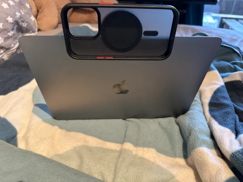 MagSafe iPhone mount for MacBook