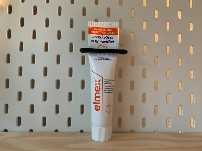 Simple toothpaste squeezer