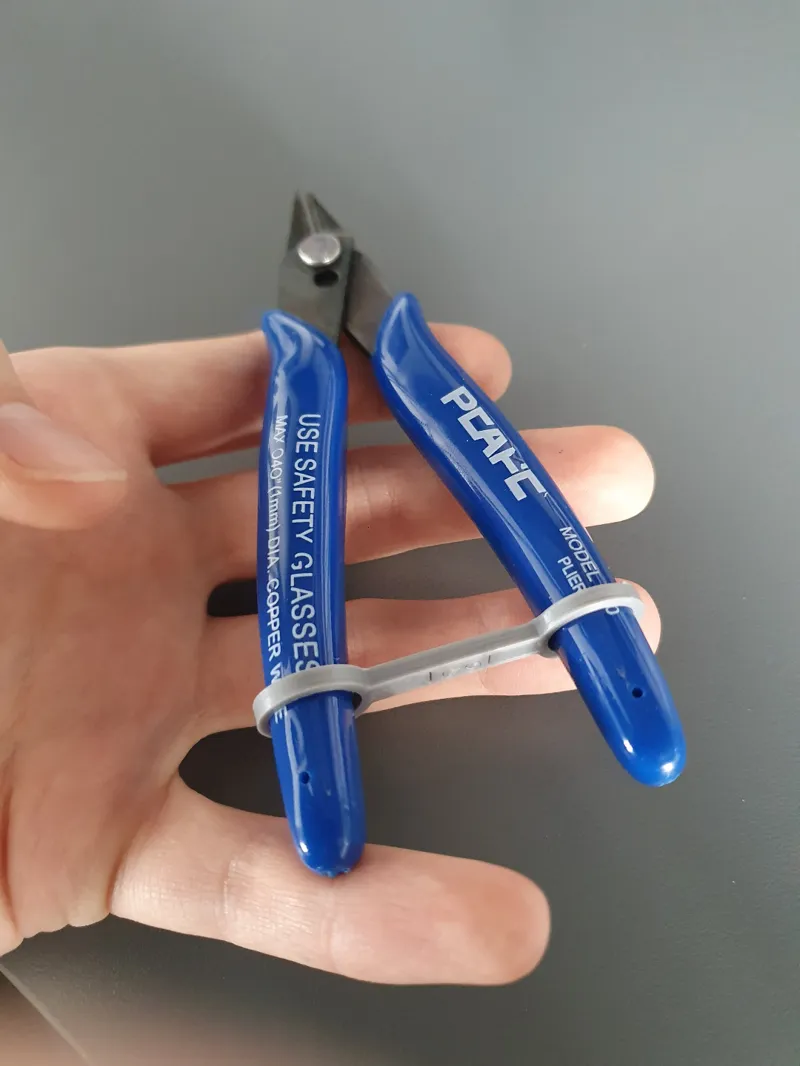 Wire cutters: Tool