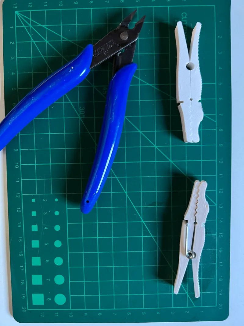 Crocodile clothespin