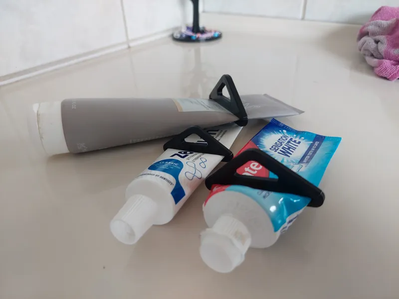 Toothpaste squeezer
