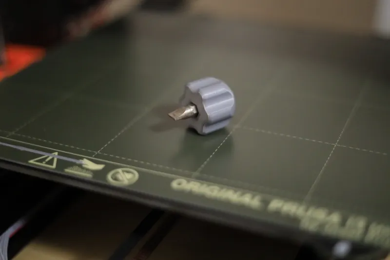 Short bit holder with grips