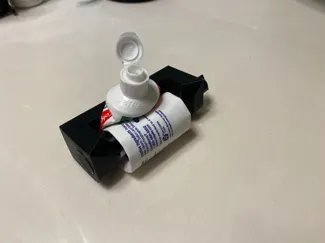 Toothpaste squeezer