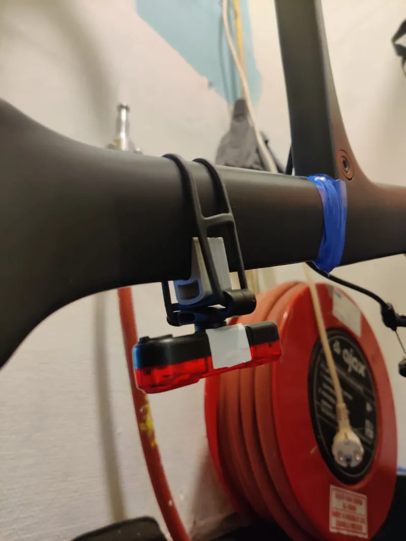 Road bike aero seatpost back light adapter