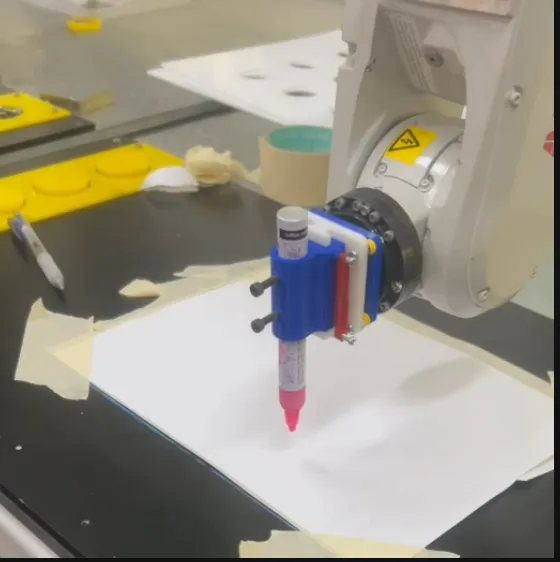 Porte-stylo bras robotisé