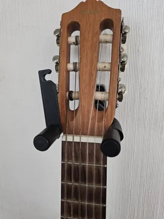 Simple lock for wallmounted guitar hanger