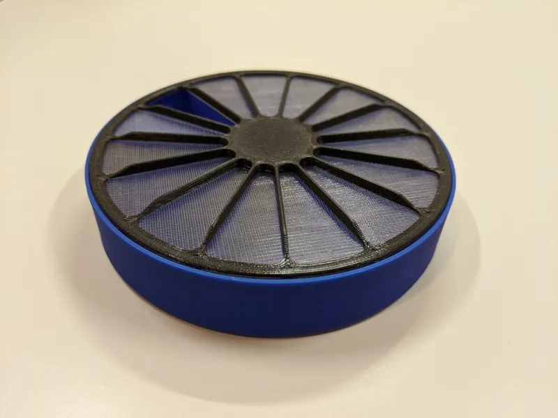 Circular pill box for 14 days with magnetic lid