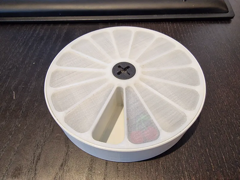 Circular pill box for 14 days, with screw on lid and secret compartment
