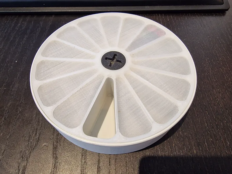 Circular pill box for 7 days, with screw on lid and secret compartment