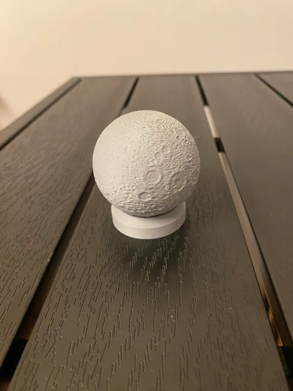 La Lune sur socle