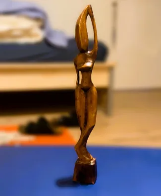 Woman pose Statue