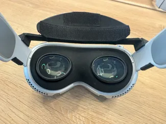 QuestPro-style mod for Apple Vision Pro