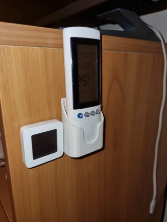 Air conditioner remote controller hanger for Airwell RC08C