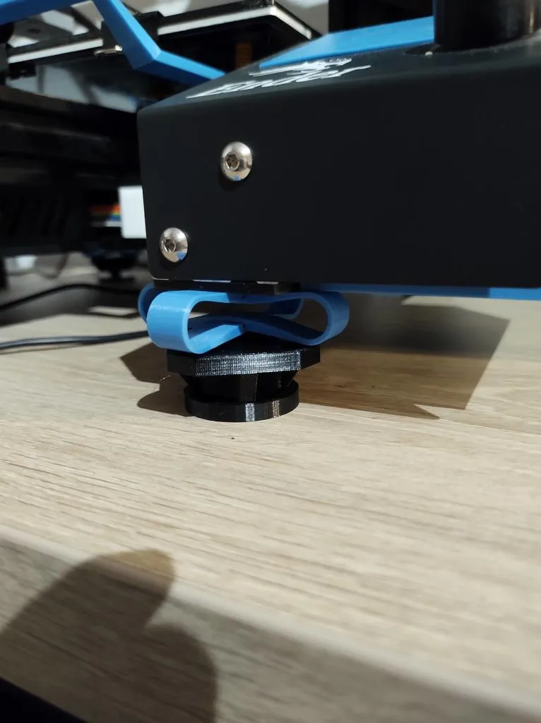 Levelling feet with dampening adapter 