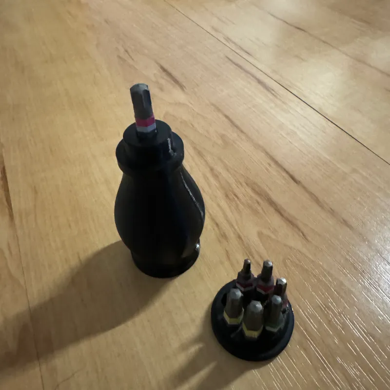 Magnetic stubby screwdriver with magazine 