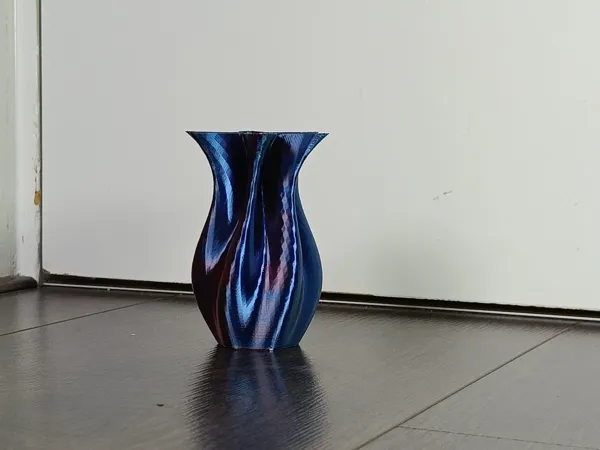 Vase torsadé