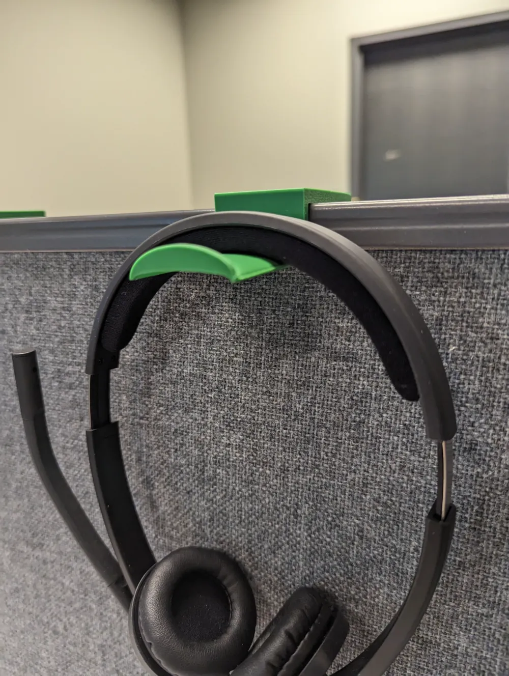 Cubicle Headset Hanger Remixed by surrogatedark MakerWorld