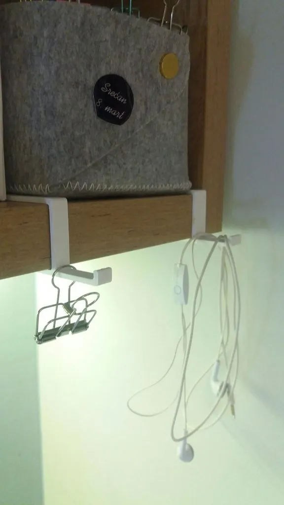 Headphone hook