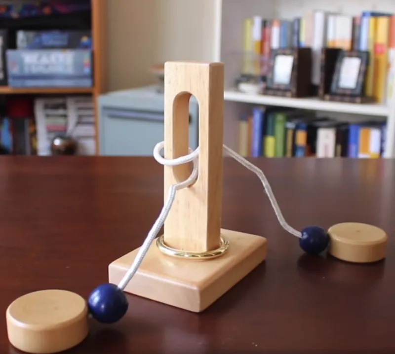 OLIVER RING - WOODEN STRING PUZZLE / Eureka 