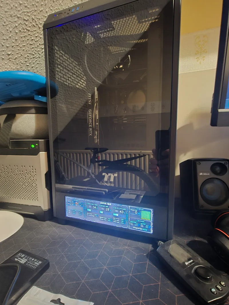 thermaltake tower 200 display 