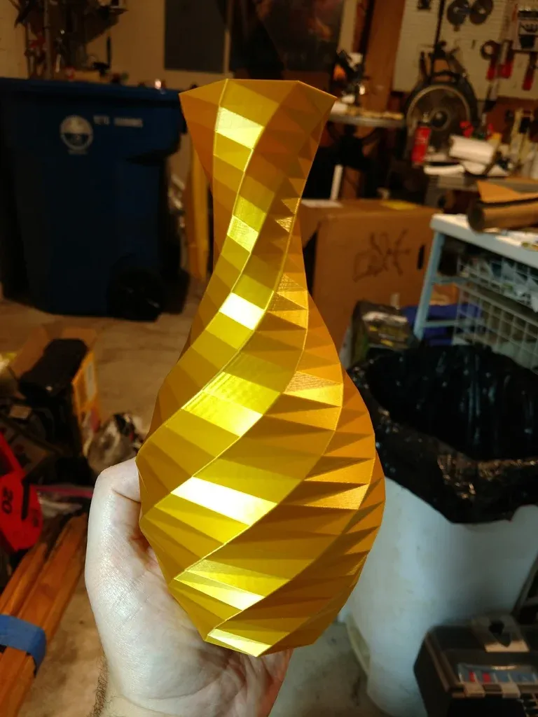 Low-poly_Rose_Vase