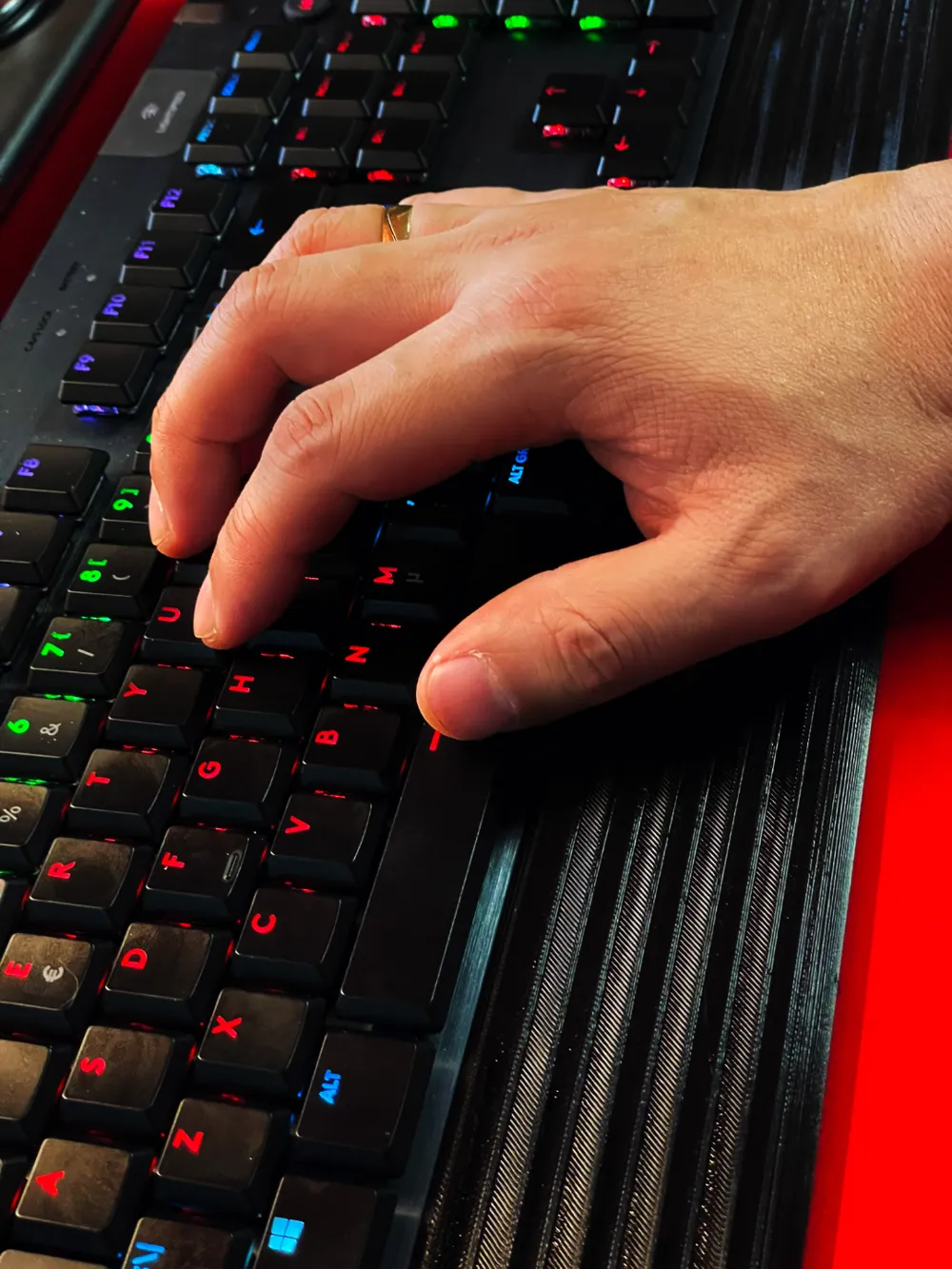 Wrist support/palm rest) Logitech G915 keyboard by jakobdam MakerWorld