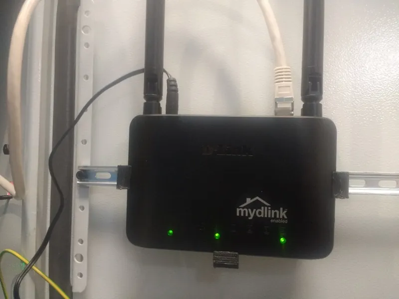 Customizable router wall mount (D-Link DIR-605L)