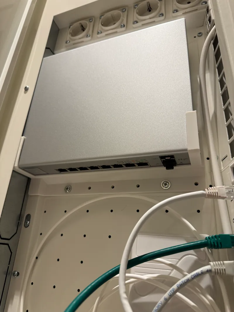 UniFi US-8-150W Mounting Bracket
