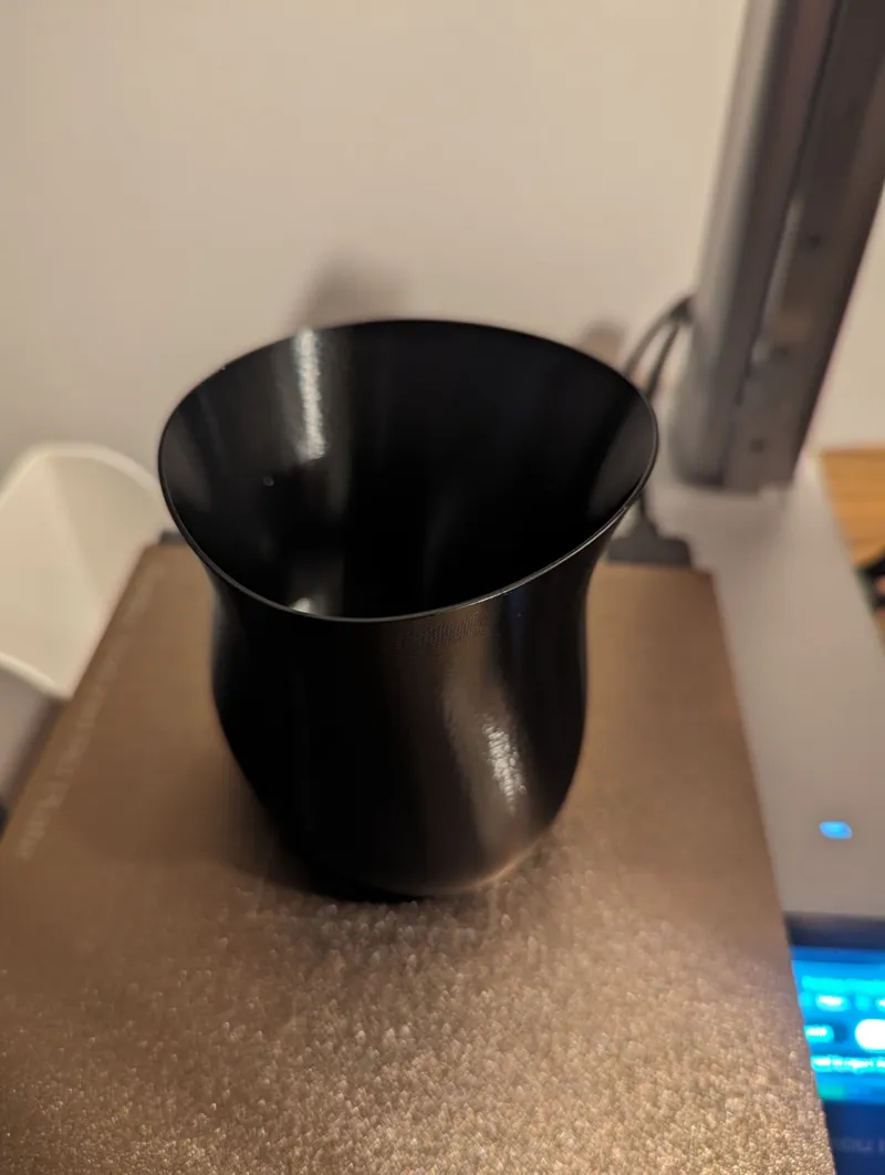 Modern Wavy Vase Mode Penholder