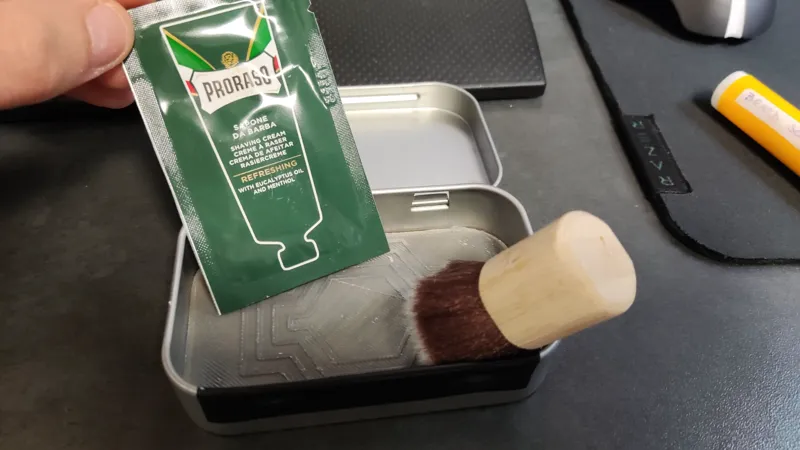 Mini tin can beard shaving kit