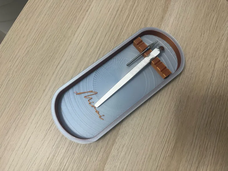 NAIL SALOON HOLDER