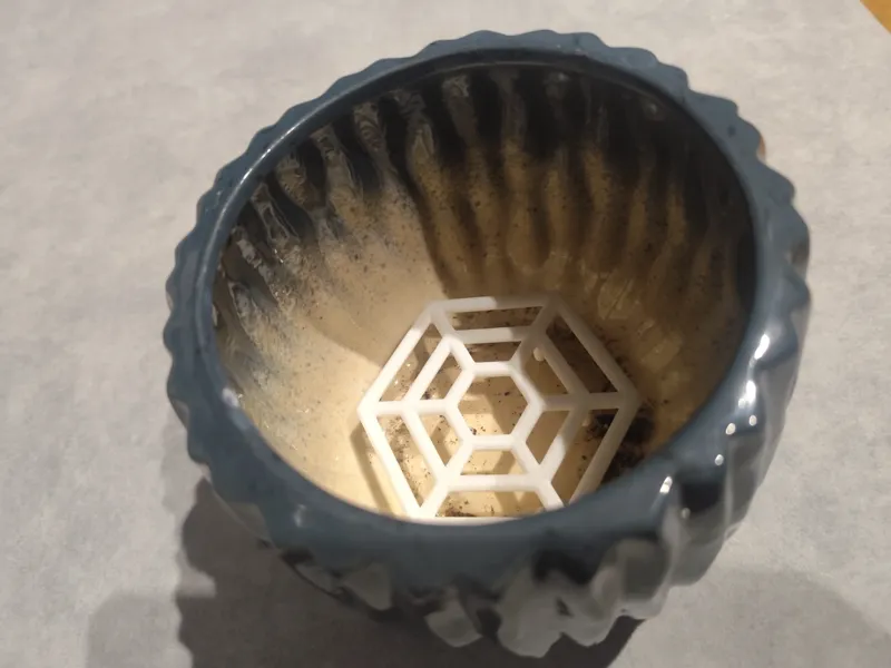 Stand/support/holder for nursery pot inside pot