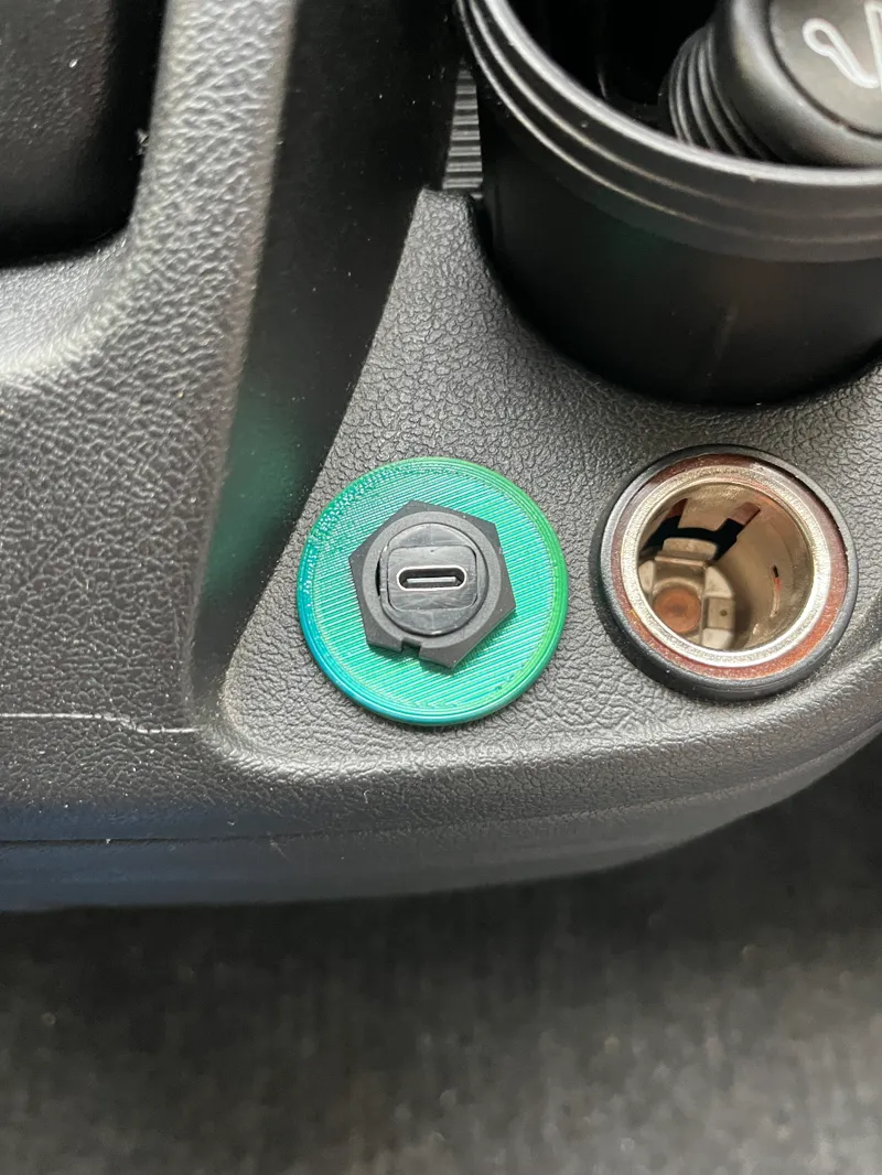 Blende für USB-C Adapter in Zigarettenanzünder.