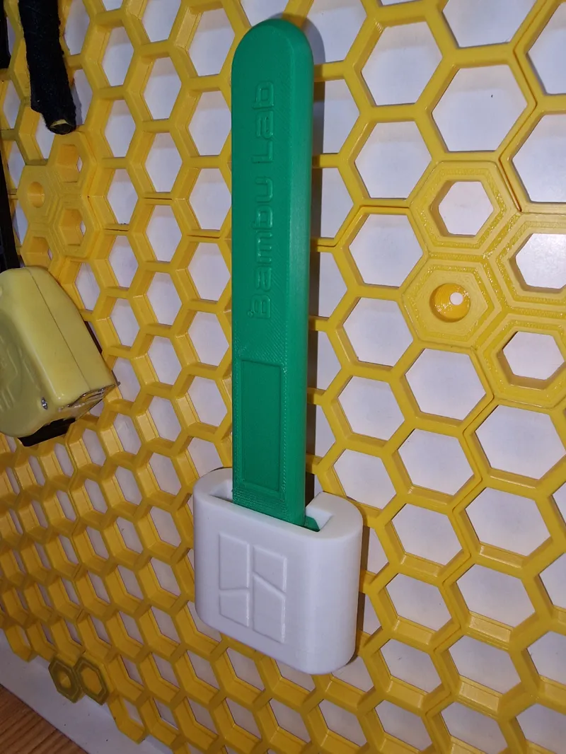 Bambu scraper holder for honeycomb wall