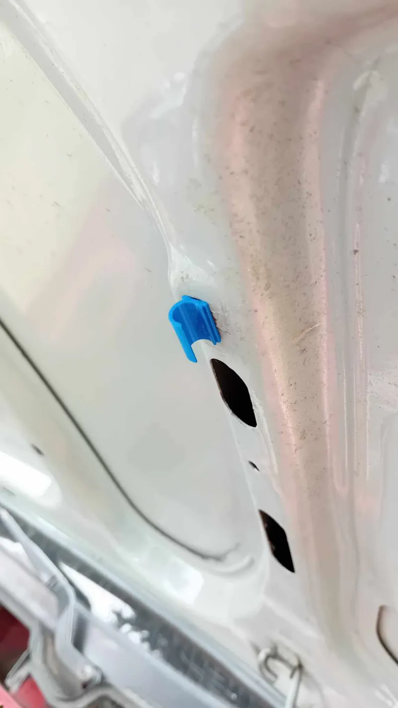 Citroen Saxo hood stick holder