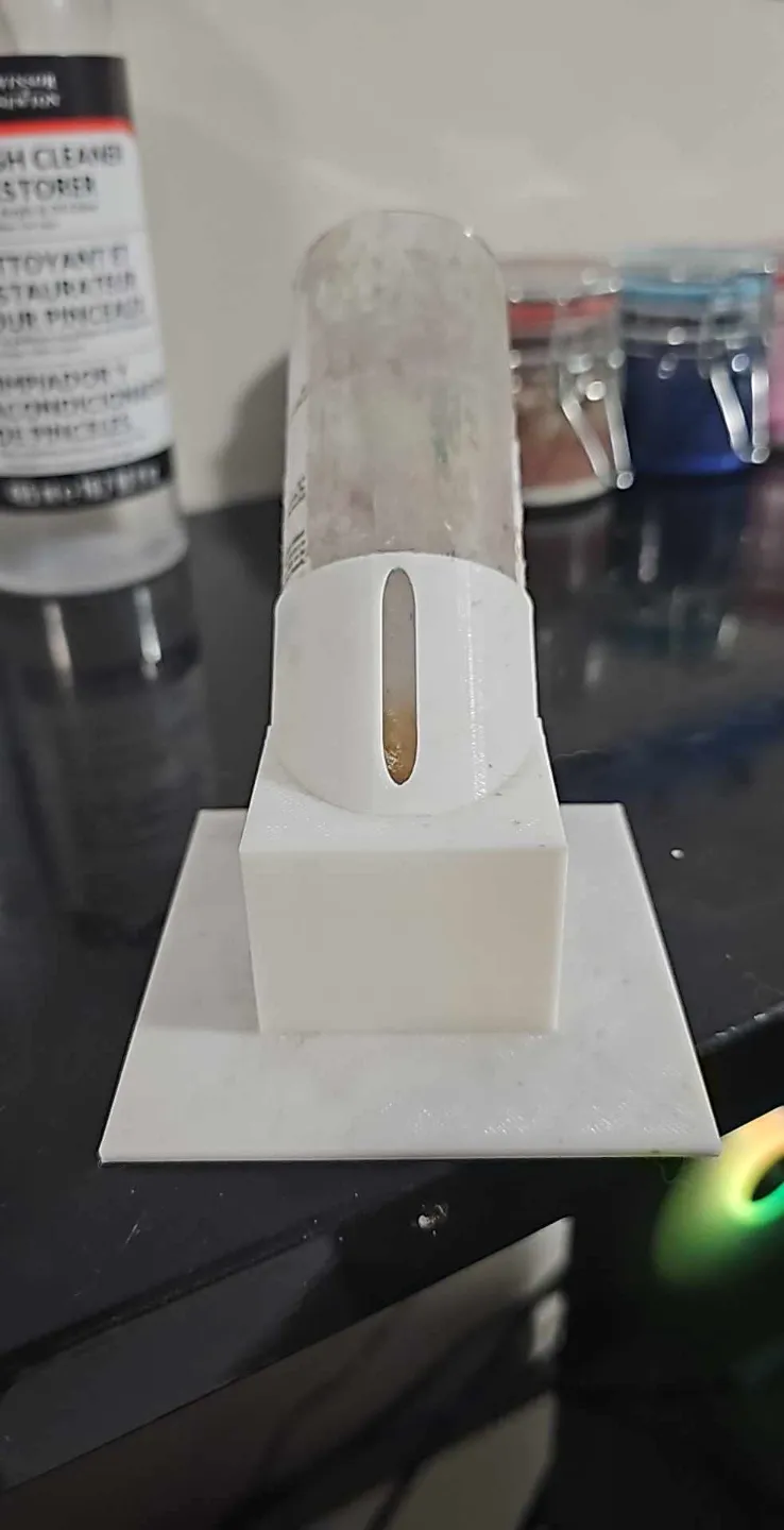 Brush cleaner liquid bottle stand