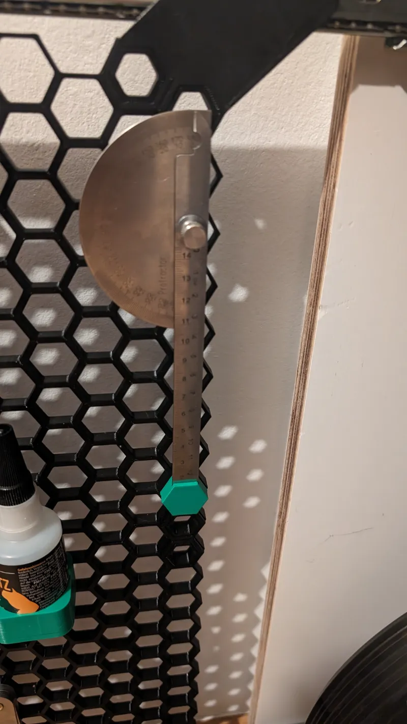 honeycomb holder for protractor