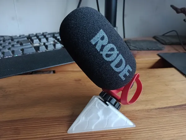 Support triangulaire pour micro ou flash