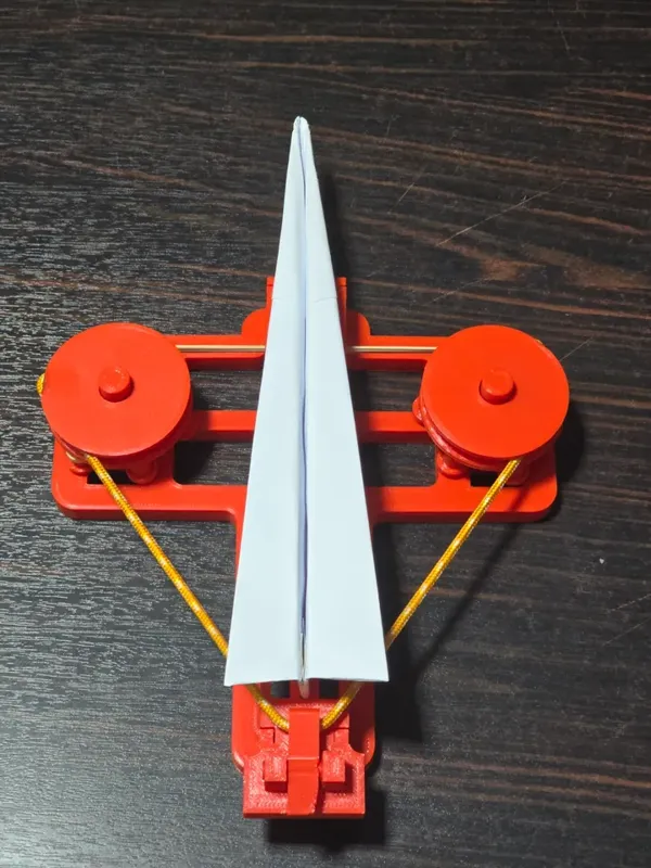 Lance-avion en papier à élastique