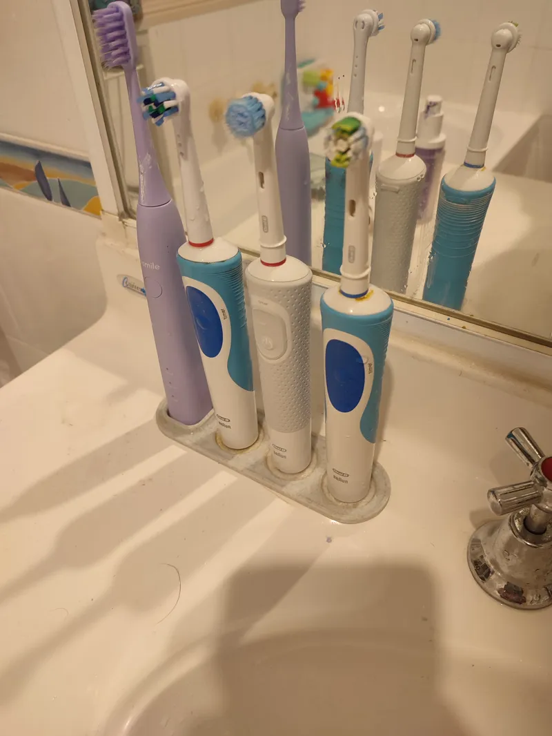 Minimalist Toothbrush holder