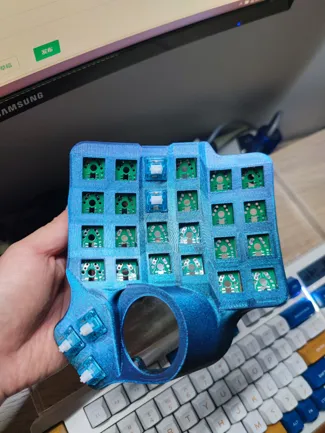 charybdis4*6-卡扣式固定pcb-右手模型