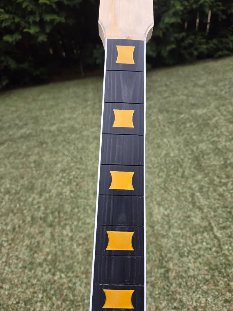 Fretboard 25.5 inch scale length (Fender scale)