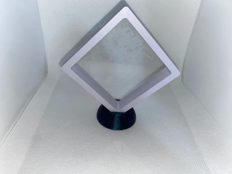 Support for floating jewelry 
