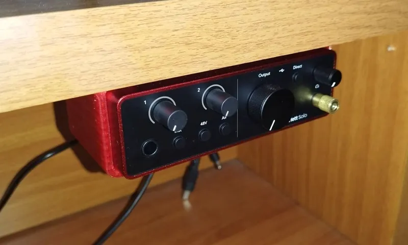 Focusrite Scarlett Solo 4th Gen under desk holder