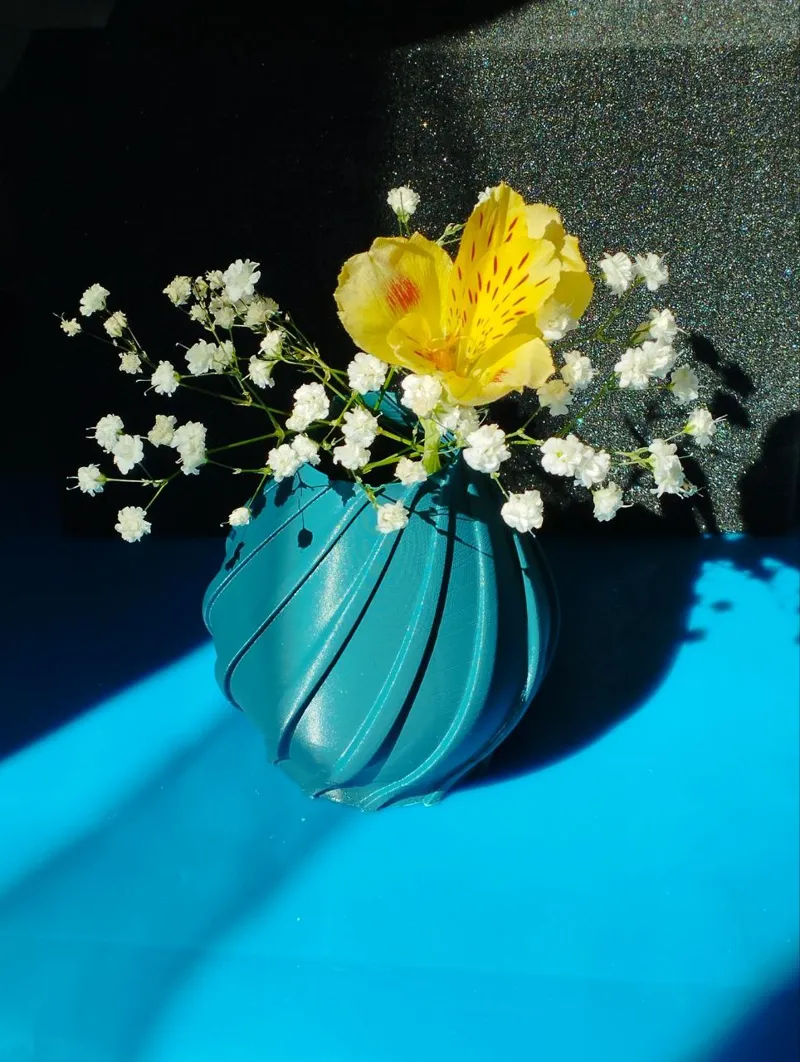 Vase with spiral ridges