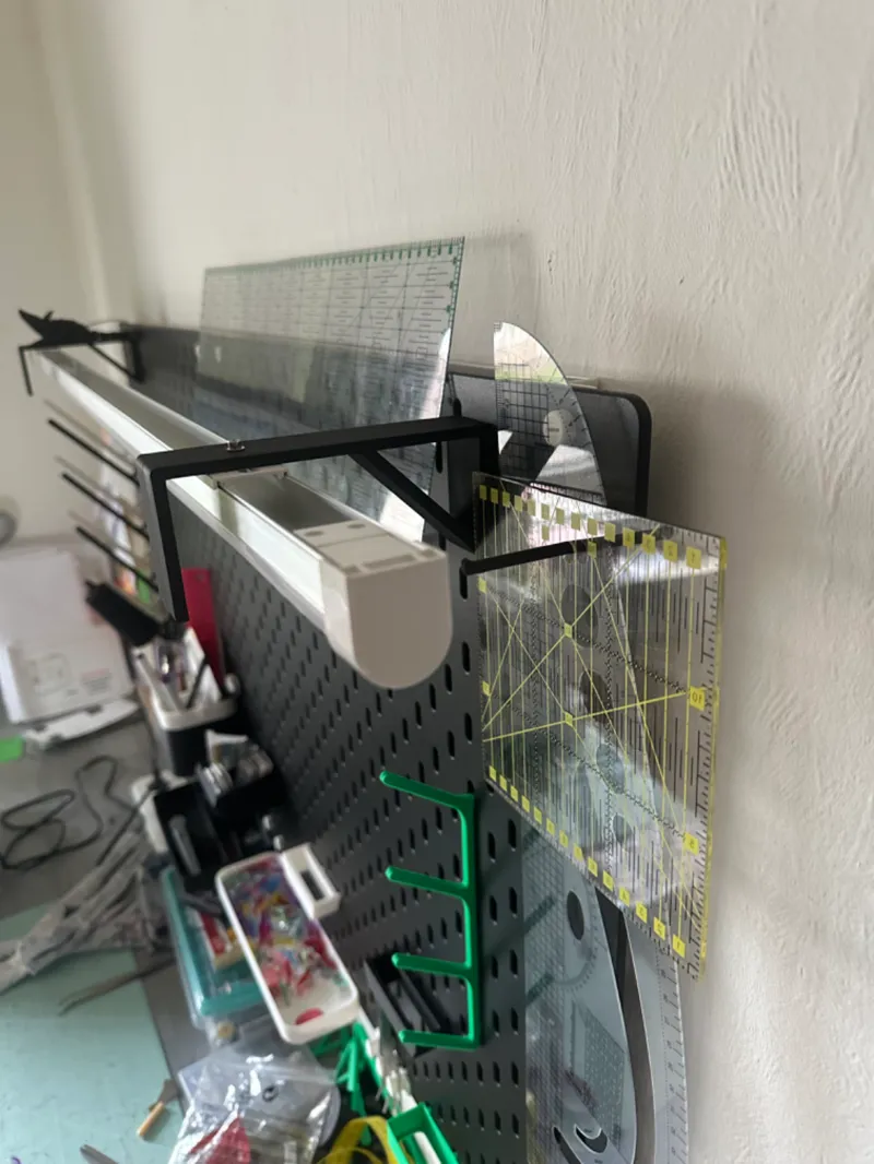 Fluorescent tube holder for skadis
