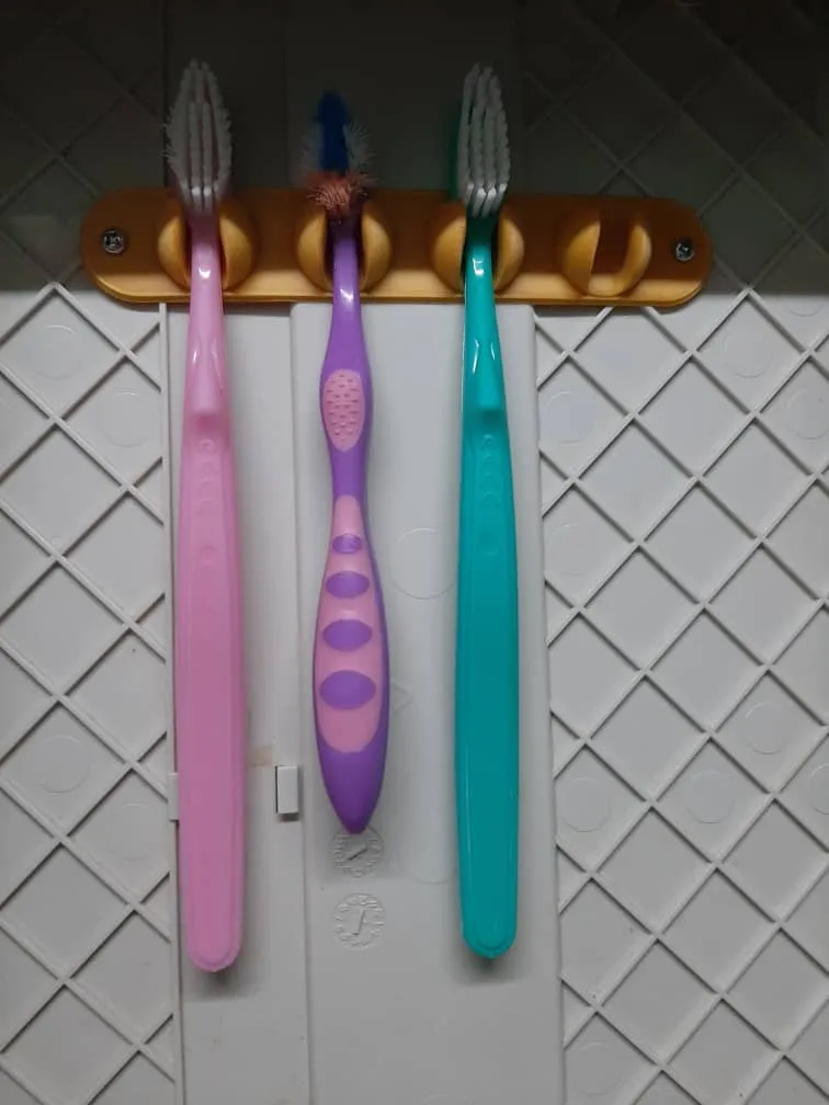 Simple family toothbrush holder 