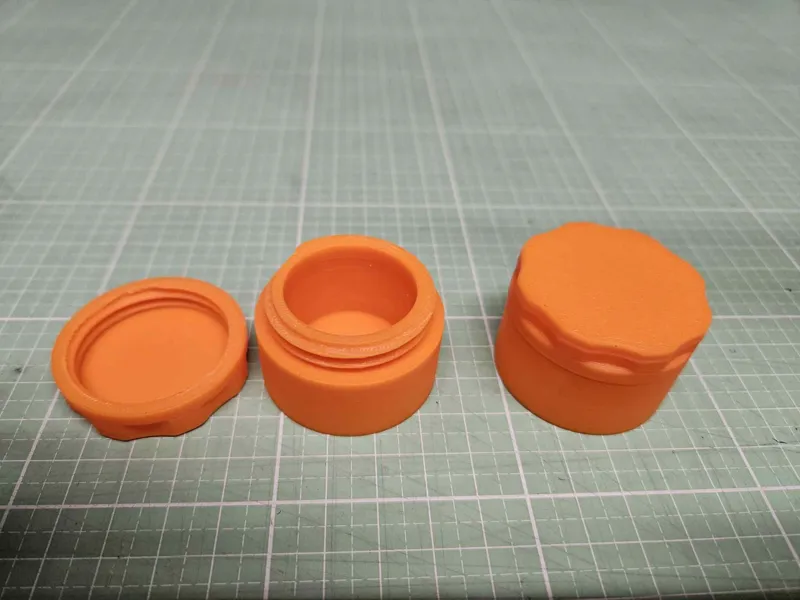 Medium containers for grease, cosmetics or other